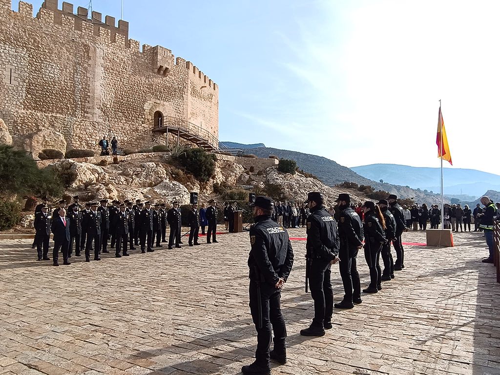 Policías Nacionales en el acto de izado frente a edificio histórico de Elda.